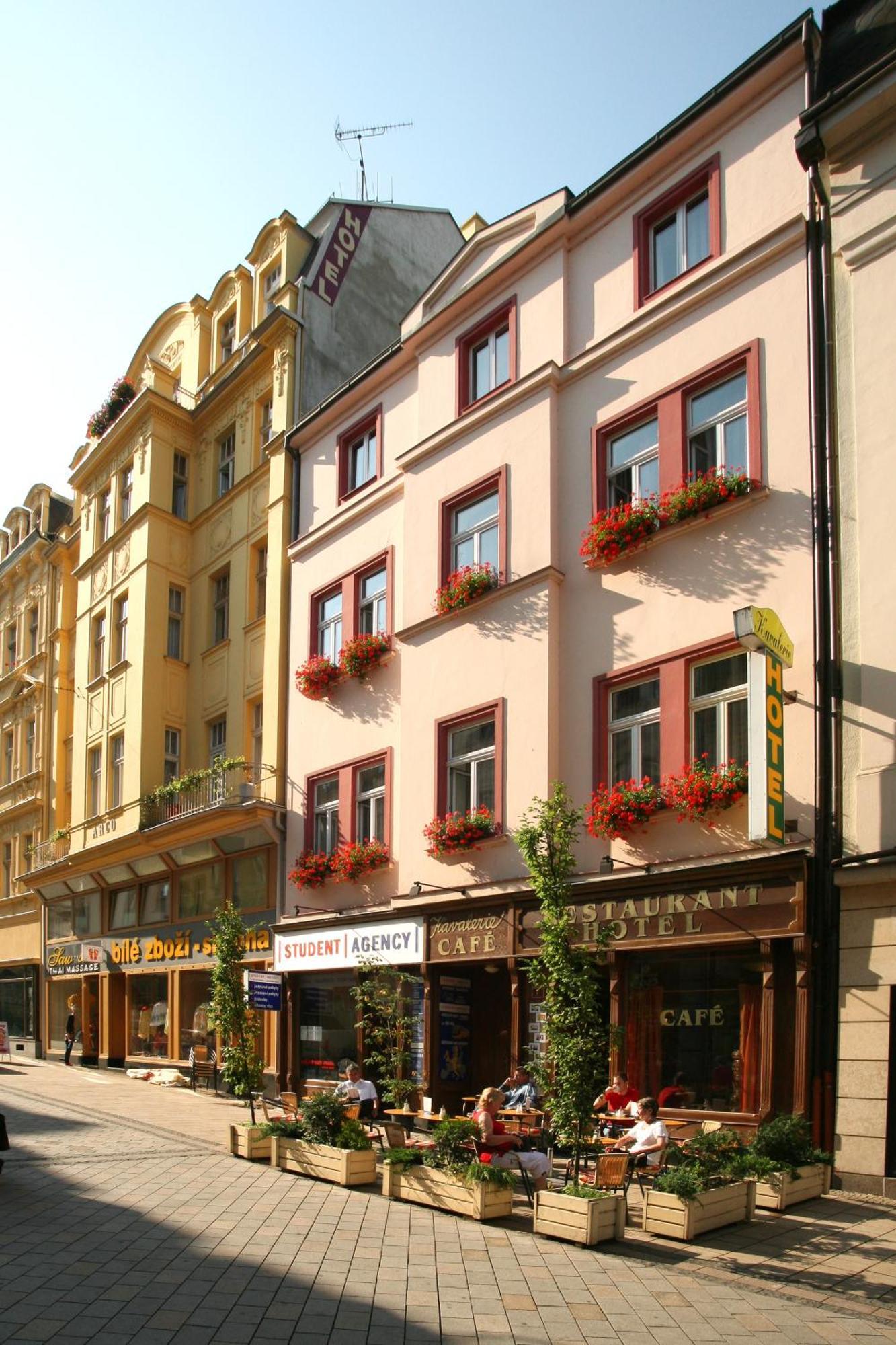 Hotel Kavalir Karlovy Vary Esterno foto