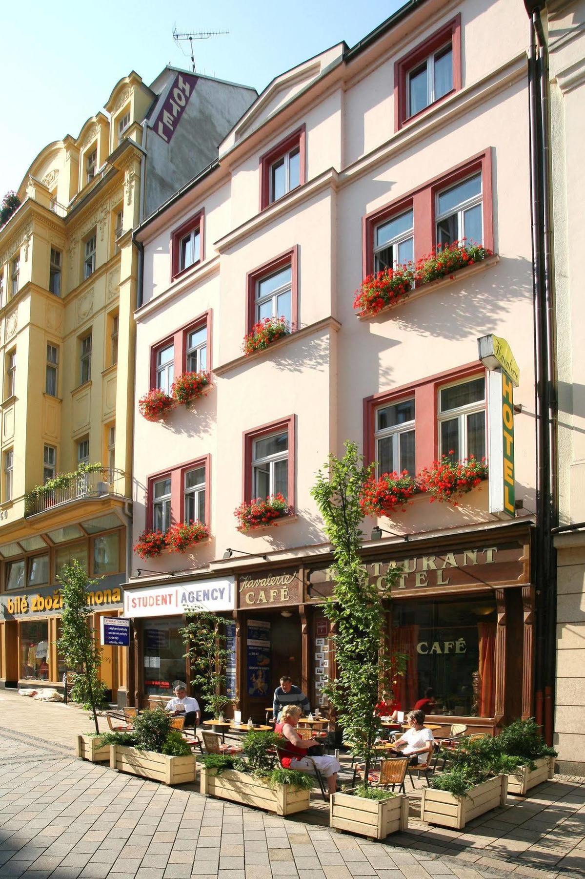 Hotel Kavalir Karlovy Vary Esterno foto