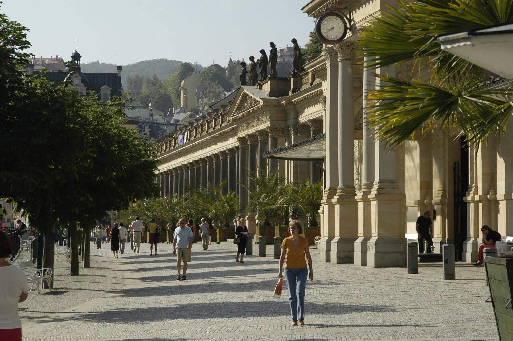 Hotel Kavalir Karlovy Vary Esterno foto